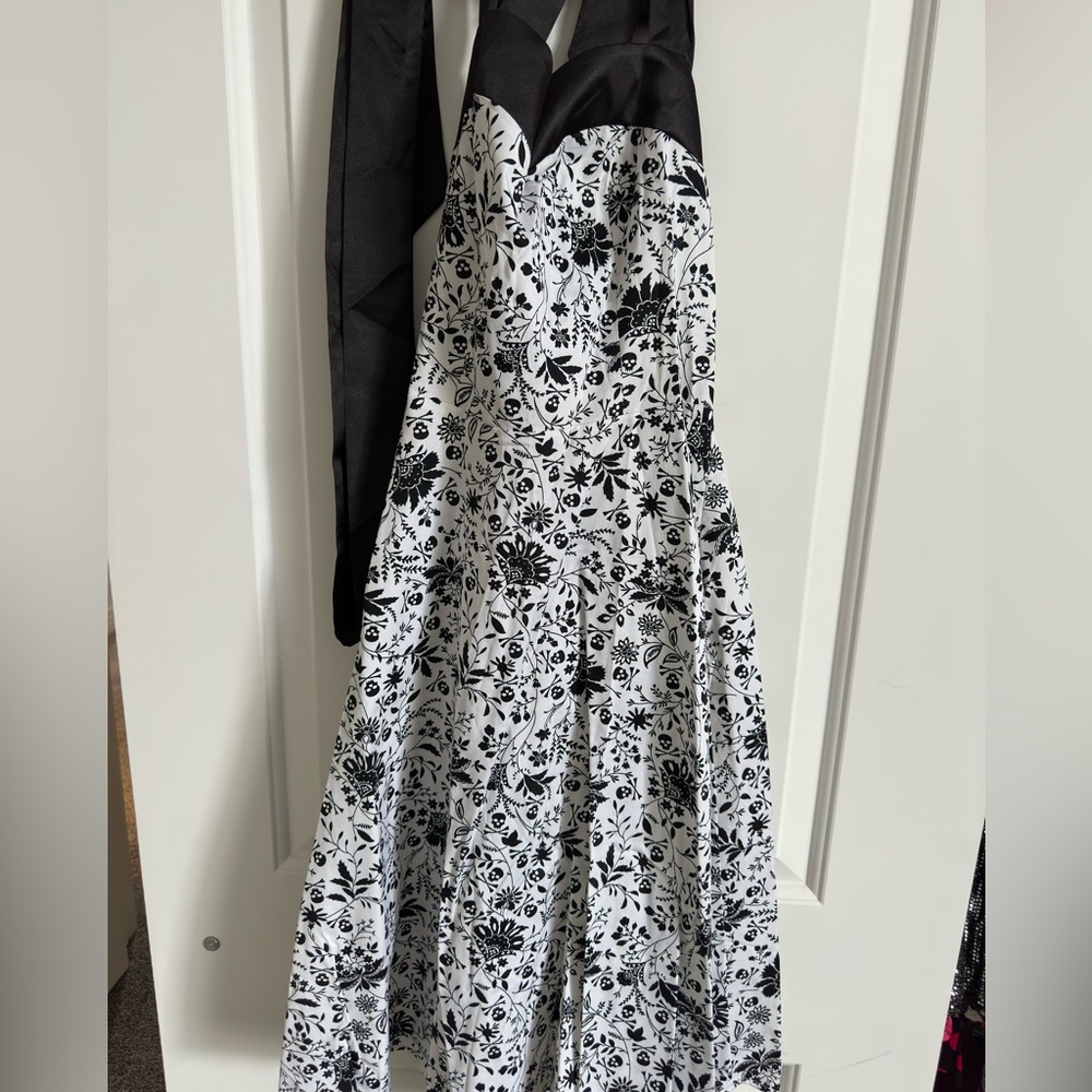 Dresstells Black and White Floral Dress